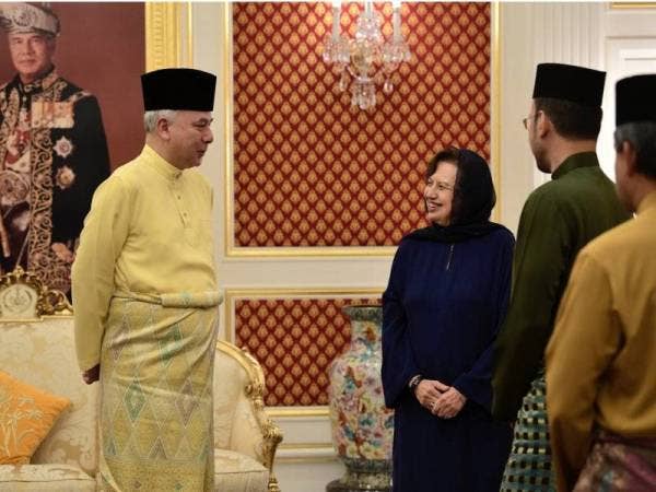 Sultan Nazrin Shah (kiri) berkenan beramah mesra bersama Pengerusi PNB, Tan Sri Dr Zeti Aziz (dua dari kiri) setelah baginda menerima zakat perniagaan berjumlah RM2.14 juta daripada PNB kepada pihak MAIPk di Istana Hinggap Perak hari ini.