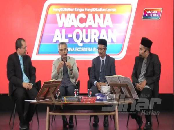 Dr Mohd Daud (dua dari kiri) mengulas mengenai konsep matawang sosial pada Wacana Al-Quran Siri 34 bertajuk 'Matawang sosial: Evolusi Ekonomi Baharu' yang turut menampilkan Dr Amir (dua dari kanan) sebagai panelis. FOTO: ROSLI TALIB