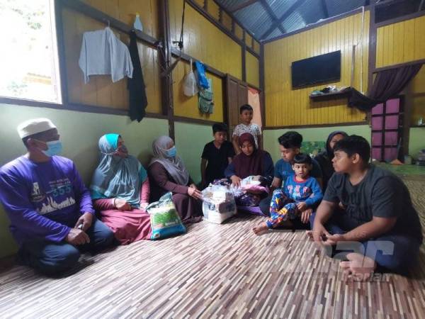 Khairunnisak kini terpaksa menyara enam anaknya seorang diri selepas kematian suami.