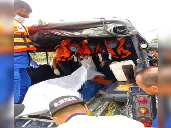 Jenazah mangsa diangkat untuk dibawa ke Hospital Tengku Anis untuk pemeriksaan lanjut. - - Foto ihsan APM Pasir Puteh
