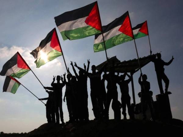 Penduduk Palestin memperjuangkan penubuhan sebuah negara yang bebas daripada cengkaman pencerobohan Israel. - Foto AFP 