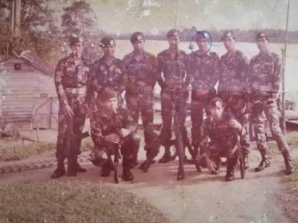 Yaacob (dalam bulatan) bersama pasukannya. 