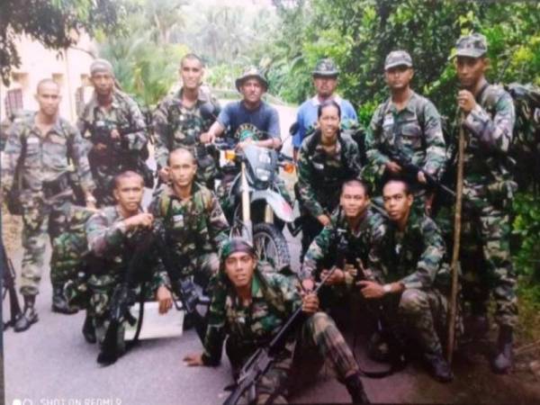 Jamaludin (berdiri tiga kanan) bersama dengan rakan sepasukan. 