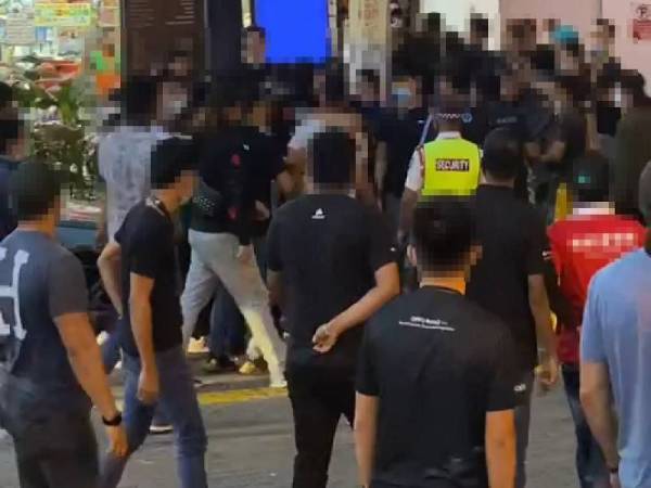 Rakaman video berhubung kes pergaduhan di hadapan Plaza Low Yat tular di laman sosial.