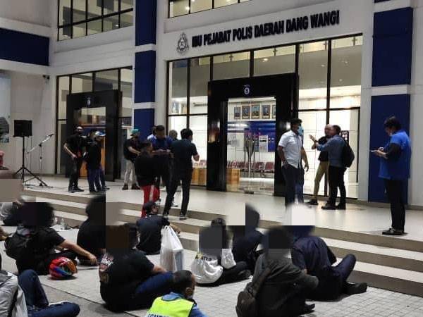 Polis menahan 44 individu termasuk tiga wanita di Kuala Lumpur untuk siasatan kes rusuhan di hadapan Plaza Low Yat, Kuala Lumpur semalam.