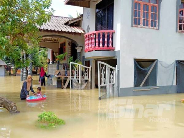 Kawasan Kampung Bukit Lata sudah mula ditenggelami banjir ekoran limpahan air Sungai Golok.