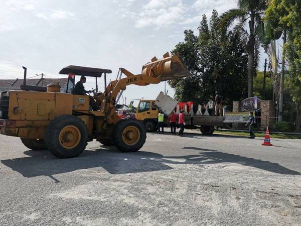 Kerja-kerja mengangkut penghadang dilakukan selepas PKPD ditamatkan.