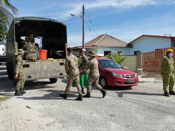 Anggota ATM mengemas kelengkapan selepas tugas PKPD tamst di Taman Meru 2C.