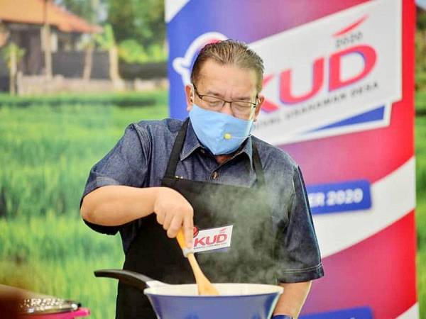 Abdul Latiff turut mempamerkan bakat memasak ketika hadir dalam Rancangan Masakan Chef Zam di kementeriannya, semalam. - FOTO ASRIL ASWANDI SHUKOR