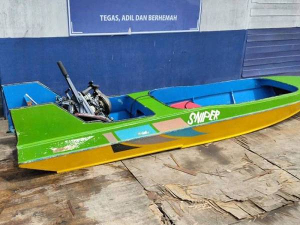 Bot dan enjin yang dirampas daripada suspek dalam serbuan di perairan Semporna.