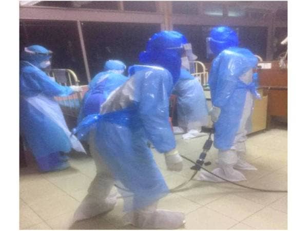 Operasi tersebut turut dipantau oleh pegawai perubatan dan jururawat hospital berkenaan.