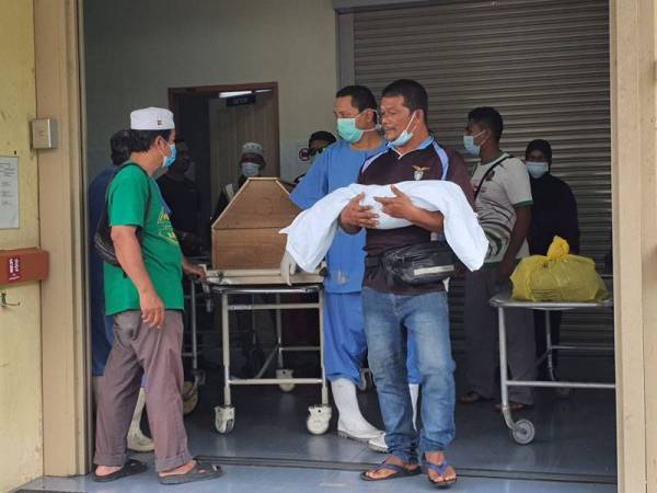 Jenazah Muhammad Aisy dan neneknya, Zainab selesai dikafankan.