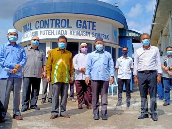 Tuan Ibrahim (dua dari kanan di hadapan) bersama Che Abdullah (dua, kiri) dan Dr Nik Muhammad Zawawi (kiri) mengadakan lawatan kerja di TCG IADA Kemasin Semerak, Gong Kulim, Pasir Puteh.