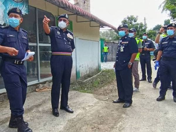 Shafien (dua dari kiri) meninjau sekatan jalan raya di laluan utama Madrasah Ad-Diniah Al-Falahiah yang menjadi lokaliti Kluster Huma.