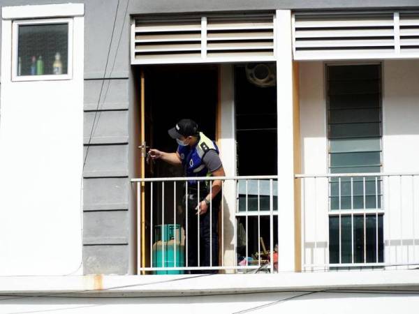 Pegawai PDRM menjalankan siasatan kebakaran yang menyebabkan tiga maut di Kampar hari ini. 