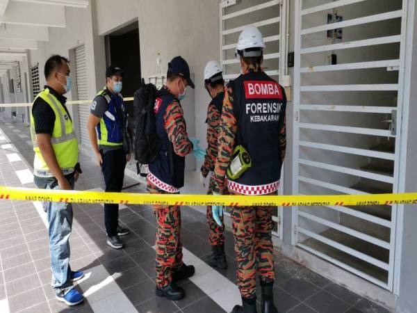 Unit Forensik JBPM menjalankan siasatan di lokasi kejadian. 