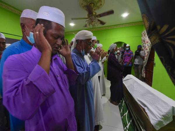 Jenazah anak pemain bola sepak kebangsaan Muhammad Syafiq Ahmad, yang berusia 22 hari dan jenazah ibu mertuanya Zainab Wahab, 45, tiba di Kampung Padang Pusing petang ini dari Unit Forensik Hospital Sungai Bakap. Foto Bernama
