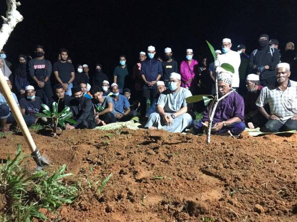 Muhammad Sanusi (duduk, tiga kanan) turut hadir pada majlis pengebumian ibu mentua dan bayi lelaki Muhammad Syafiq di di Tanah Perkuburan Islam Bukit Murai Kampung Padang Pusing, Pendang malam ini.