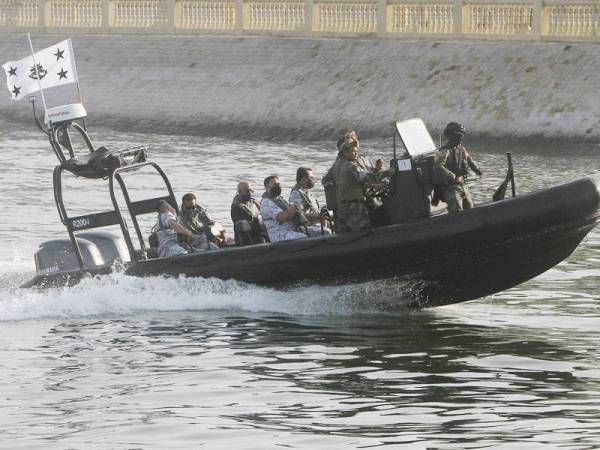 Anggota Pasukan Khas Laut (PASKAL) melakukan demonstrasi bot Rigid Hull Inflatable Boat (RHIB) di Pangkalan Tentera Laut Diraja Malaysia (TLDM) Lumut hari ini. - Foto Bernama