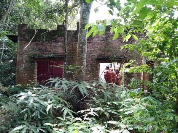 Mayat lelaki ditemui dalam keadaan tergantung di sebuah rumah kosong di Gombak hari ini.