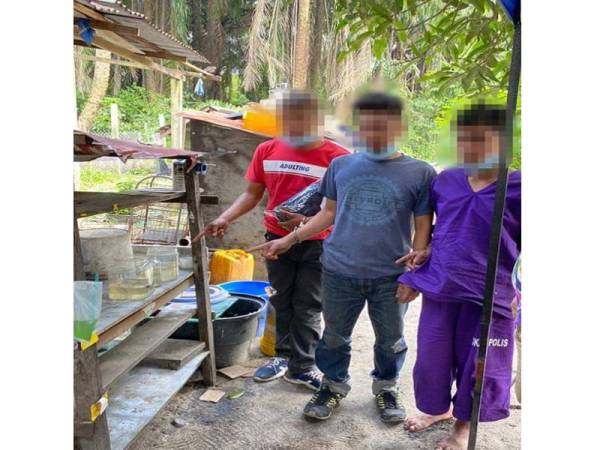 Tiga suspek menunjukkan tempat mereka mencuri ikan laga di Kampung Aman, Kepala Batas baru-baru ini.