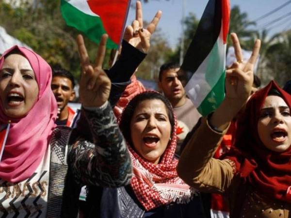 Penduduk Palestin menuntut penubuhan sebuah negara yang bebas daripada pencerobohan Israel. - Foto AFP