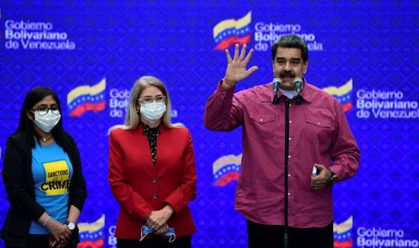 Maduro diiringi isterinya, Cilia Flores (tengah) ketika berucap di sekolah Simon Rodriguez di Fuerte Tiuna, Caracas kelmarin. - Foto: AFP