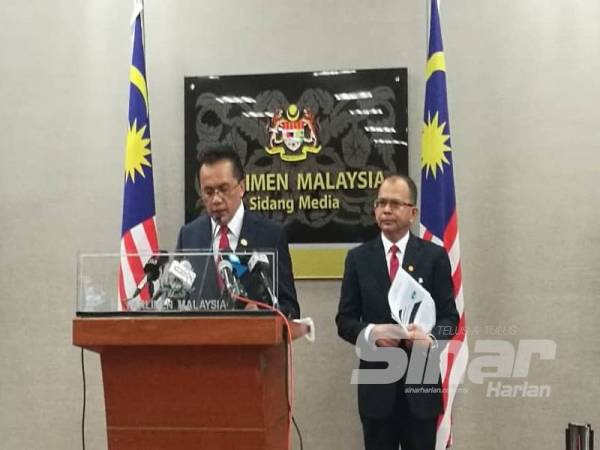 Mohd Salim (kiri) pada sidang akhbar di Bangunan Parlimen semalam.