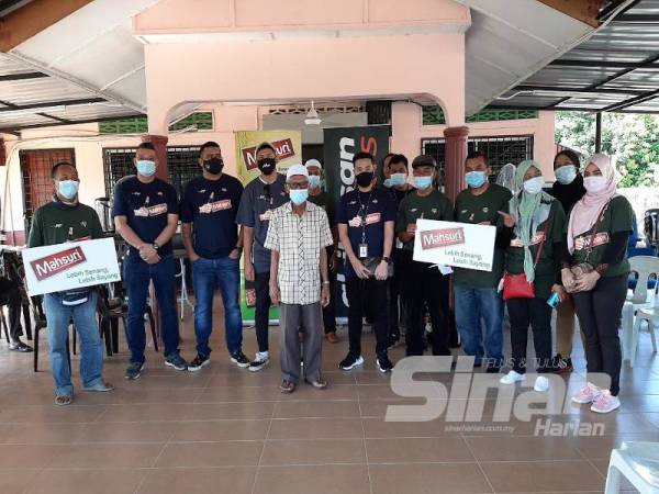 Antara penyumbang bantuan kepada mangsa banjir di Kampung Kayu Ara, Mambau semalam.