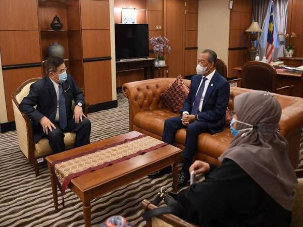 Gambar pertemuan bersama Pesuruhjaya Tinggi Brunei ke Malaysia, Datuk Paduka Alaihuddin Mohd Taha yang dikongsikan di laman Facebook rasmi Perdana Menteri, Tan Sri Muhyiddin Yassin.
