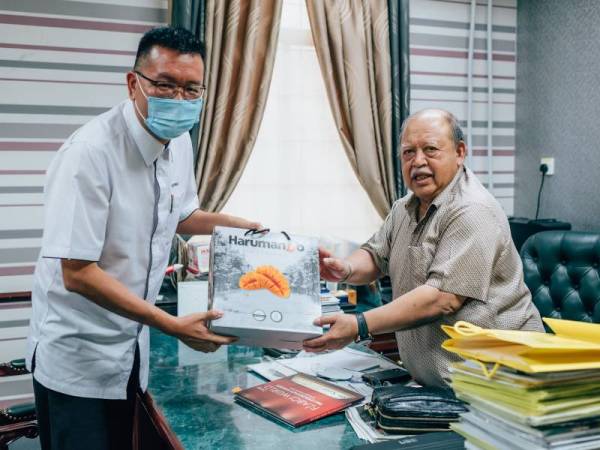 Rick Cheng menyembahkan cenderamata Harumango kepada Raja Perlis Tuanku Syed Sirajuddin Jamalullail sebagai tanda kenangan.