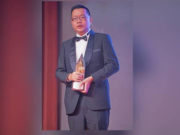 Rick Cheng ketika menerima anugerah Malaysia Property Award 2019 atas kejayaan yang dicapai Syarikat Encomas.