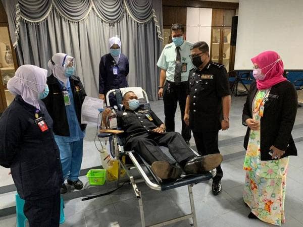 Pengarah Penjara Kelantan, Penolong Kanan Komisioner Mat Yaacob (dua darikanan) sempat berbual dengan salah seorang kakitangannya yang turut menderma darah di Dewan Tan Sri Murad Ahmad, Penjara Pengkalan Chepa, di sini hari ini.