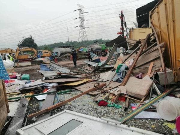 Operasi perobohan sebahagian struktur premis bengkel jentera berat di Kuala Garing semalam.