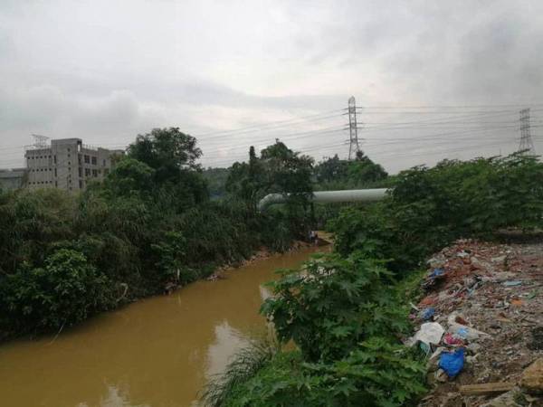 Tiga premis haram yang beroperasi di Sungai Rawang dirobohkan MPS semalam.