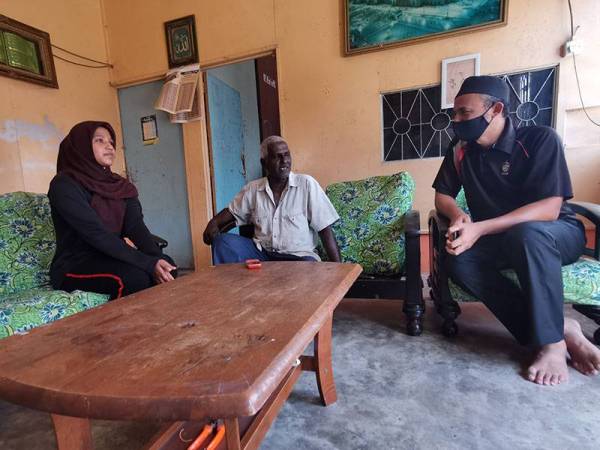 Syed Shukri (kanan) mendengar permasalahan Nor Salim Krishnan sambil diperhatikan Khusniati ketika mengunjungi kediamannya di Kampung Kebun Jimah, Port Dickson hari ini.