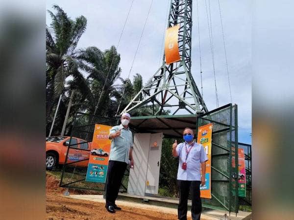 Romani (kiri) berada di hadapan Menara Pemancar Komunikasi Sementara di Kampung Kongsi 14 Bukit Selambau yang baharu dibina melalui teknologi perkongsian pemancar dikenali sebagai 'Multi Operator Core Network' yang pertama dibina di Semenanjung Malaysia.