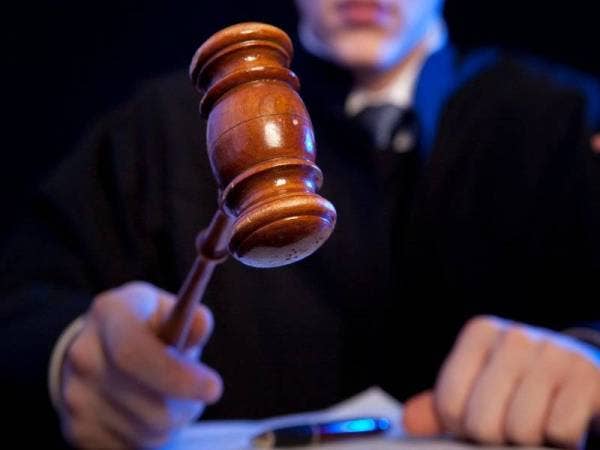 Mahkamah memerintahkan sepasang suami isteri membela diri atas pertuduhan membunuh anak lelaki mereka berusia lapan tahun di premis pusat urut tempat mereka bekerja, tiga tahun lepas. Foto 123RF