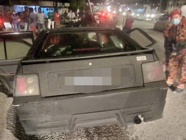 Kemalangan mengakibatkan mangsa tersepit di tempat duduk pemandu.