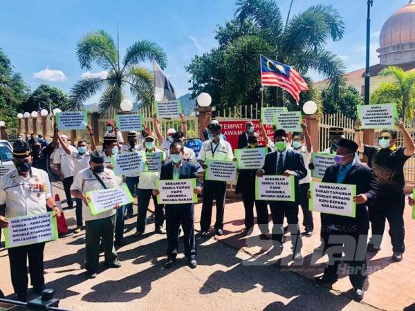 Sebahagian ahli PVATM berkumpul secara aman di hadapan Kompleks Mahkamah Kuantan hari ini bagi memberikan sokongan terhadap institusi kehakiman.