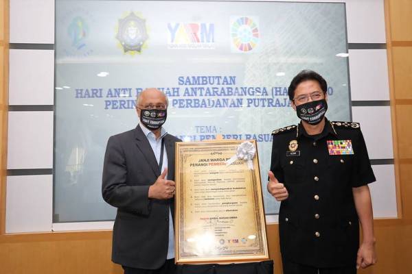 Azam bersama Naib Presiden Jabatan Perkhidmatan Bandar Perbadanan Putrajaya, Datuk Azizi Ahmad Tarmizi pada sambutan HARA 2020 peringkat Perbadanan Putrajaya.