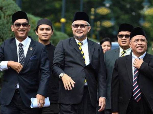 Masuk hari keenam krisis politik Perak hari ini masih menyaksikan tiada parti atau gabungan parti yang memperoleh mandat bagi membentuk kerajaan baharu.