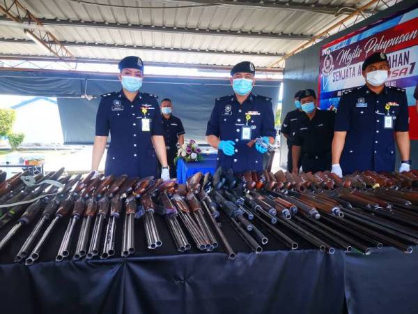 Mohd Haris menunjukkan salah satu senjata yang dilupuskan dalam Majlis Pelupusan Senjata Api Limbahan di IPD Penampang.