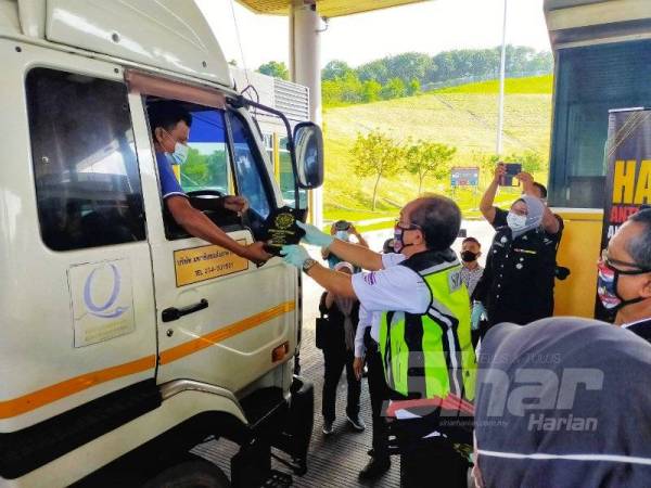 Shaharom Nizam menyampaikan cenderahati kepada pemandu kenderaan berat sempena Sambutan Hari Anti Rasuah Antarabangsa 2020 di ICQS hari ini.