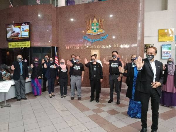 Warga kerja MPK bersama pihak SPRM Selangor bergambar kenangan selepas Majlis Pelancaran Sambutan Hari Anti Rasuah Antarabangsa (HARA) PBT Perangi Rasuah peringkat MPK di Dewan Raja Mahadi, Klang hari ini.