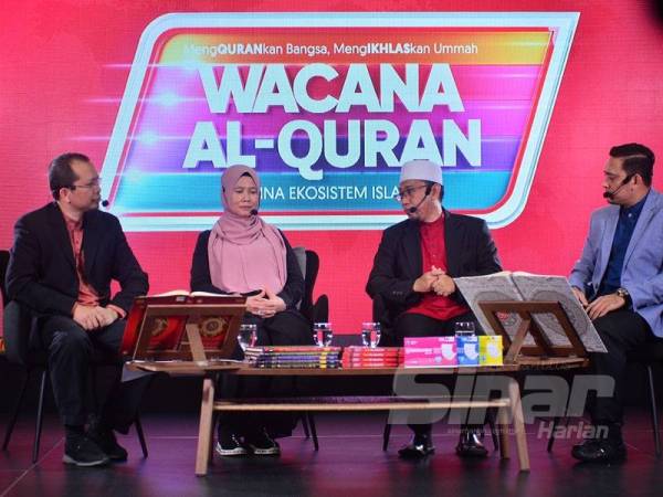 Dari kiri: Fazrul, Roziyaton, Norakyairee dan Ahmad Tarmizi pada Wacana al-Quran bertajuk Permata Hatiku, Anak Syurga surah al-Kahfi ayat 46 hingga 47 yang diadakan di Kumpulan Karangkraf di sini semalam.