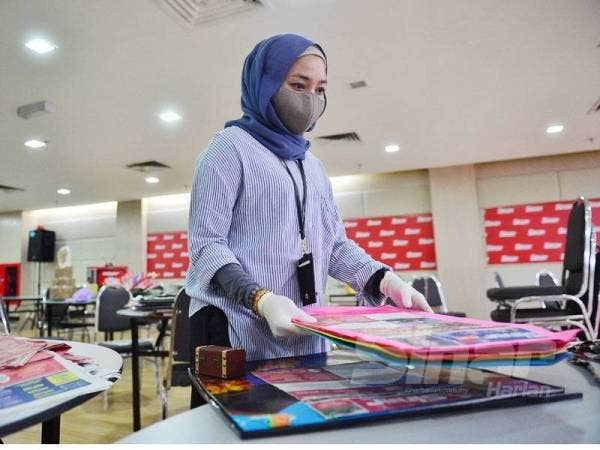 Kakitangan Sinar Harian membuat pengiraan dan pengasingan borang penyertaan peraduan di Shah Alam. FOTO: ASRIL ASWANDI SHUKOR