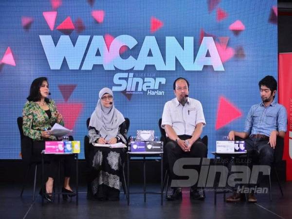 Dari kiri: Herleena Parlavy selaku moderator bersama para panelis, Rohani (dua dari kiri), Ahmed Abdul Latiff dan Zouhair (kanan) pada Wacana Sinar Harian edisi ke-214 di Kumpulan Karangkraf, Shah Alam semalam. Foto Sinar Harian/Asril Aswandi Shukor