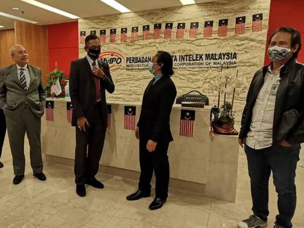 Rosol (dua dari kiri) bersama wakil badan pelesenan royalti muzik selepas Mesyuarat Isu Agihan Royalti Muzik di Perbadanan Harta Intelek Malaysia, Bangsar, siang tadi.