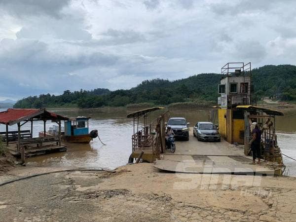 Feri di Jeti Sungai Kelang beroperasi seawal jam 7 pagi hingga 11 malam setiap hari dengan harga tambang yang berpatutan.